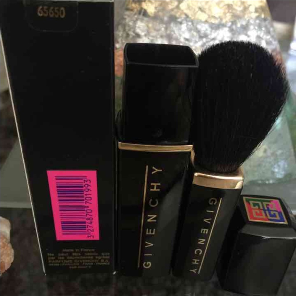 New authentic Givenchy makeup brush - Picture 3 of 3